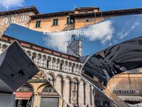 Lucca: San Michele in Foro spiegelt sich im Chrom eines Kunstobjektes